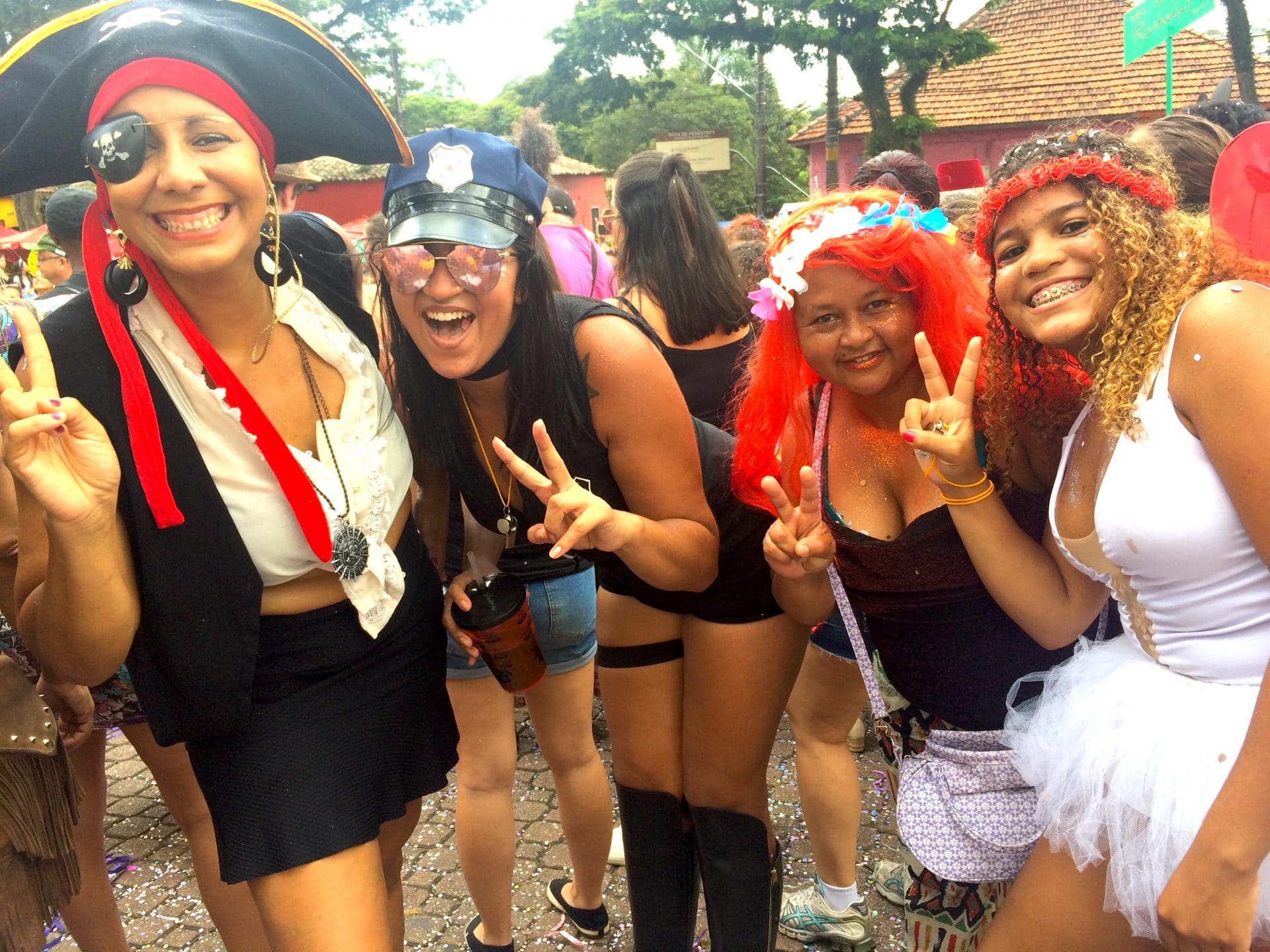 É Carnaval! Confira as melhores fantasias da folia de Embu das Artes